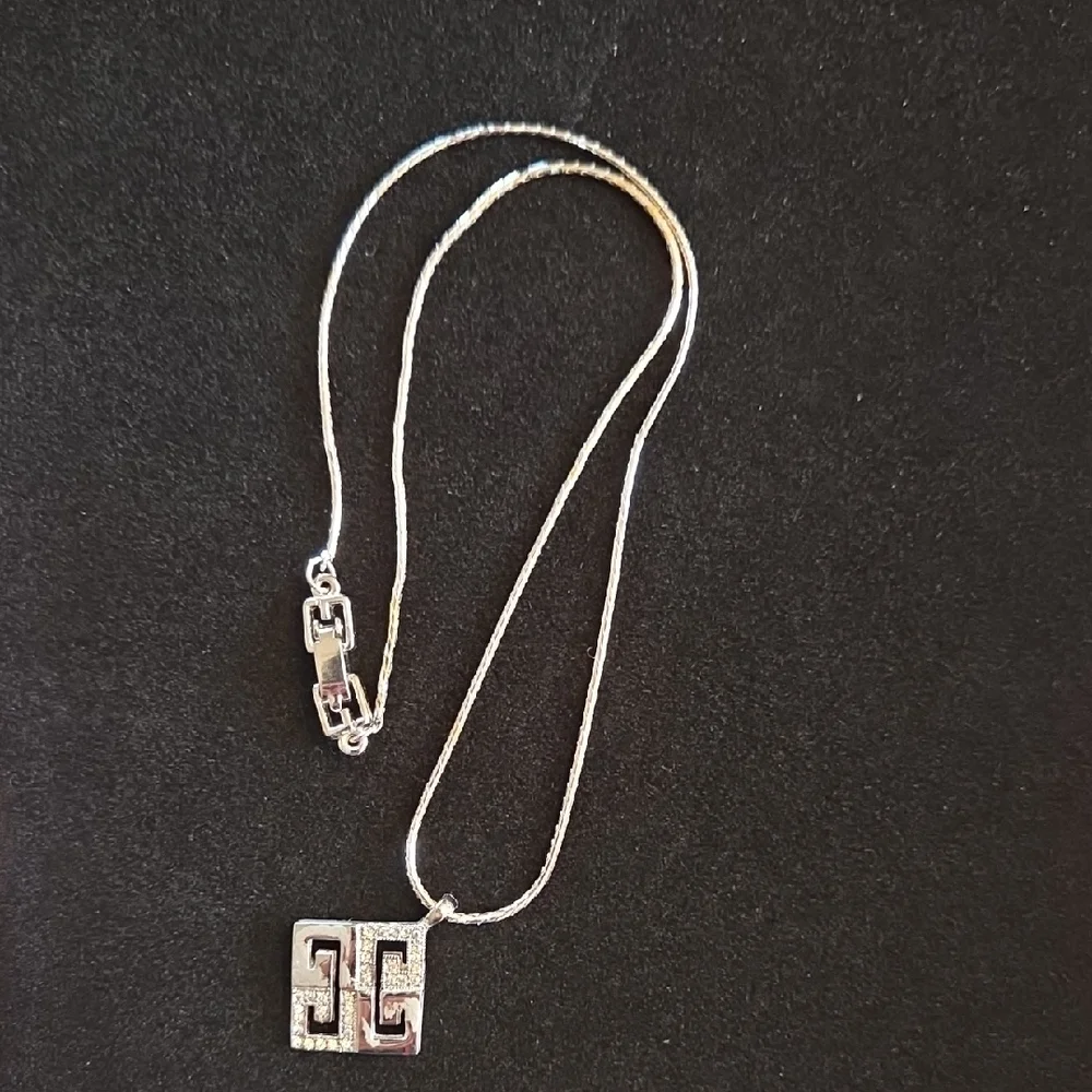 Givenchy 4G Crystal & Silver Pendant - Picture 10 of 10
